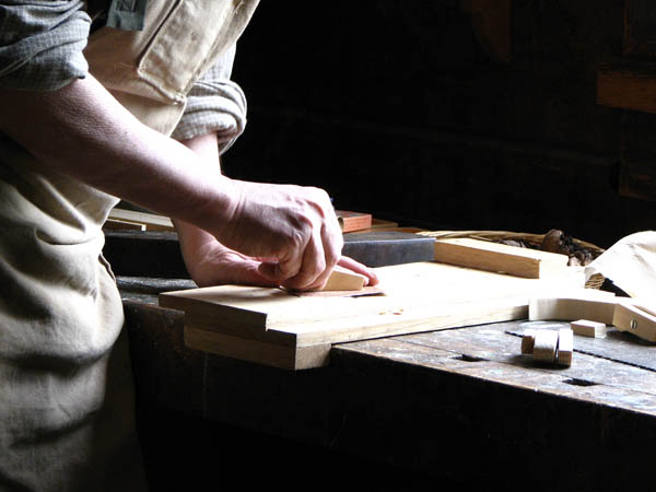 Nacemos de la influencia y formación  heredada en el sector de la <strong>carpintería de madera y ebanistería  en Cañas.</strong>